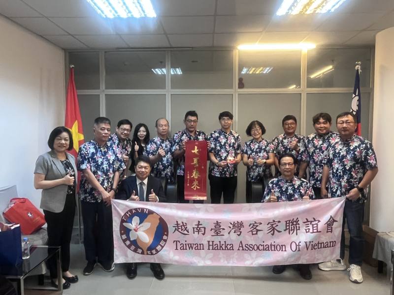 越南臺灣客家聯誼會拜訪駐胡志明市辦事處，雙方就僑務推動與客家文化天穿日傳承進行交流，並於會後合影留念