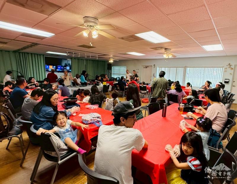 牛軋糖製作風靡社區，前來學習的學員擠滿學校會議廳