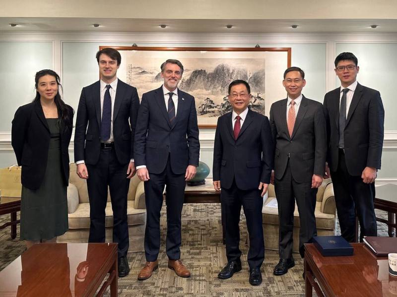 外交部常務次長葛葆萱（右三）與梅斯資深官員（Casey Mace，左三）等人合影。