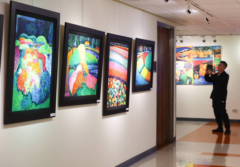 「陳錦芳博士（90歲）生活美學藝術療癒特展」3日起在台大醫院文藝走廊開展，吸引民眾走訪展區，探索藝術家的創作歷程。