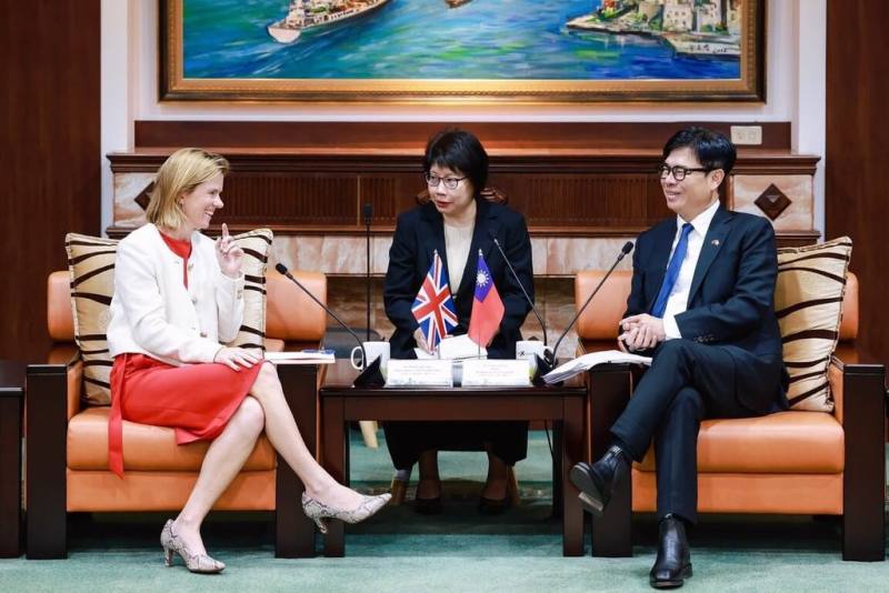 英國在台辦事處代表包瓊郁（左）3日拜會高雄市長陳其邁（右），雙方就全球情勢、經貿發展、智慧城市治理及資訊安全等議題深入交流。（高雄市行政暨國際處提供）