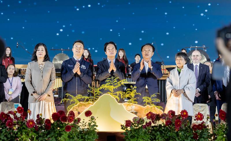 總統與現場貴賓一同進行開燈及祈福儀式
