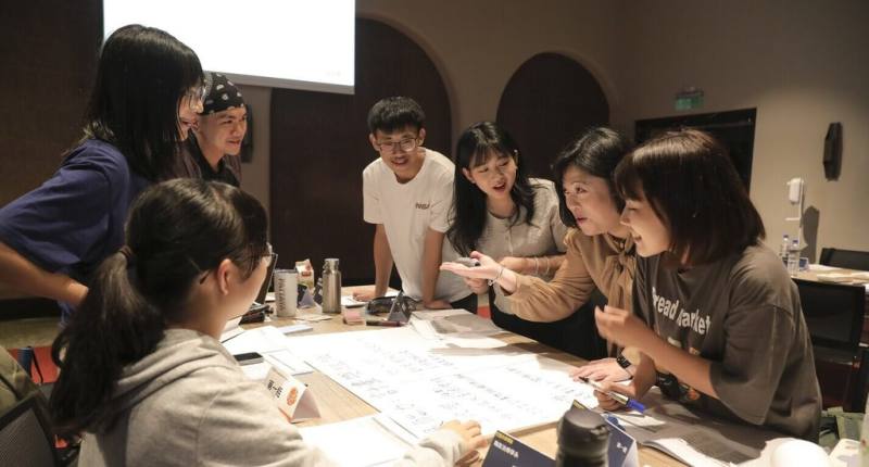 台大學務處學生職業生涯發展中心開辦各類職涯工作坊與職場先備課程，並邀請企業提供不限科系培訓機會，由企業主管擔任導師，帶領學生實踐應用所學。（台大提供）