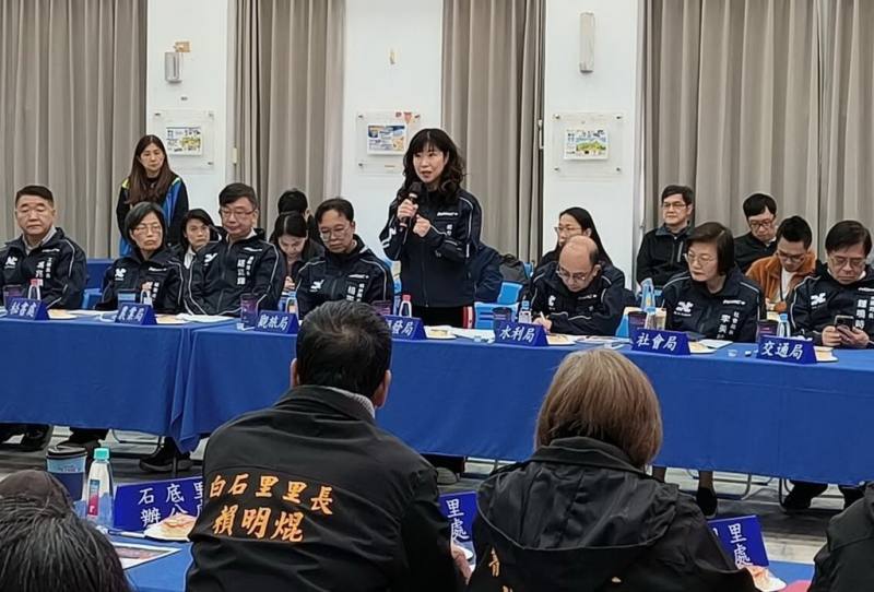 新北市政府3日下午在平溪區舉行行動治理座談會，經濟發展局長盛筱蓉（後中持麥克風者）親自回應地方關心的天燈環保與永續議題。（新北市民政局提供）