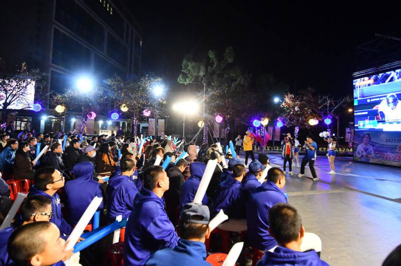 2026世界棒球經典賽（WBC）將開打，彰化縣政府5日至8日將在縣府1樓中庭大螢幕直播台灣隊賽事，5日現場將限量發送在地美食肉圓，為台灣隊加油打氣。圖為過去彰化縣府直播賽事，民眾應援畫面。（彰化縣政府提供）