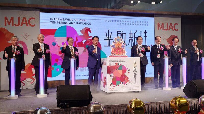 法務部3日在嘉義舉行「光啟新生」矯正機關花燈參賽成果發表會，向社會大眾分享矯正成效，法務部長鄭銘謙（右4）、嘉義縣長翁章梁（左4）等人出席。中