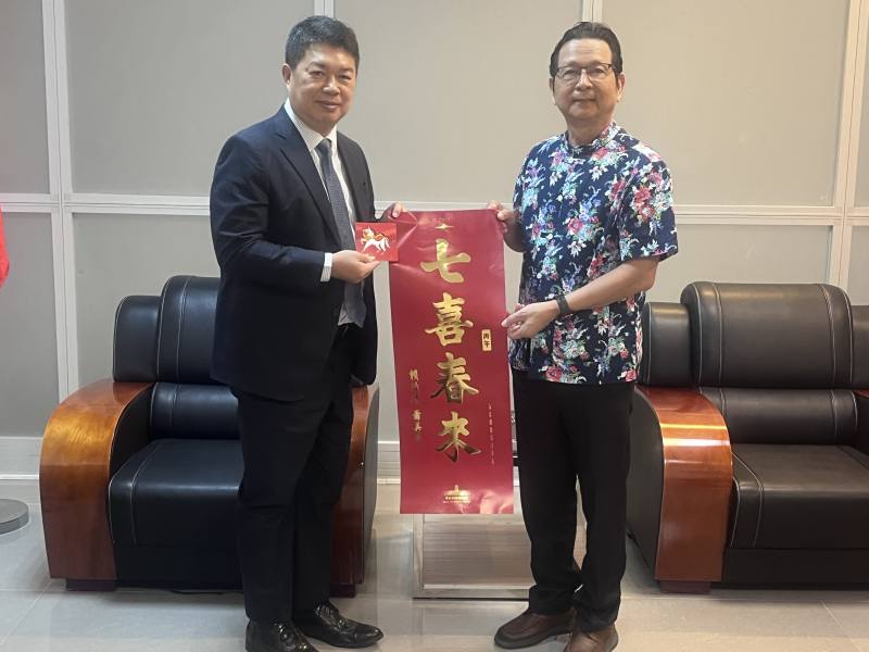 韓國耀於會中致贈印有「七喜春來」字樣的春聯，祝福僑界新的一年諸事順遂、喜氣滿盈