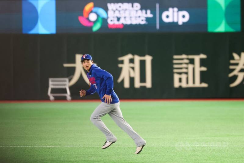 世界棒球經典賽（WBC）5日開打，台灣隊野手李灝宇因傷退賽，改由一起集訓的中職味全龍隊球員張政禹（圖）遞補，他上午現身東京巨蛋球場練球