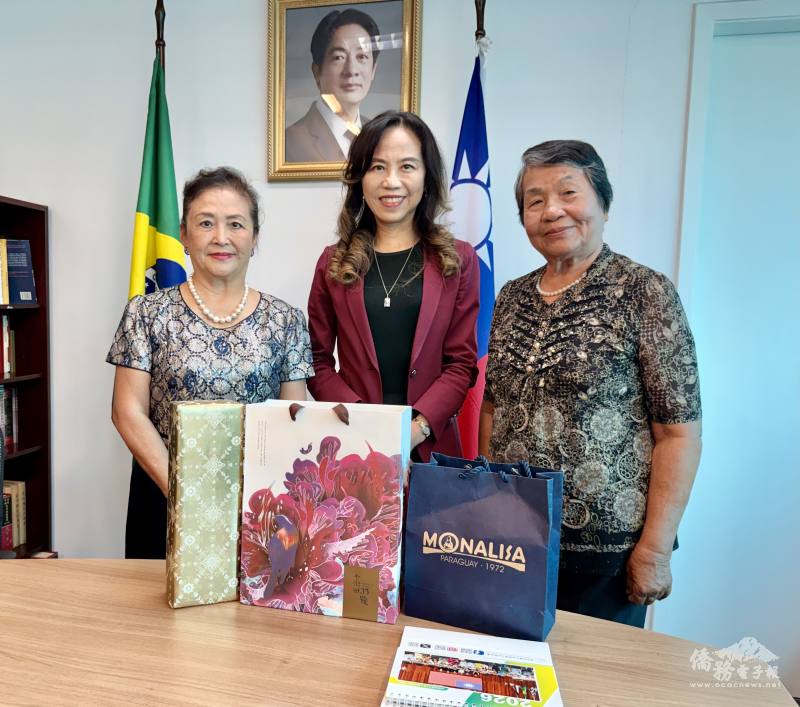 處長朱怡靜（中）、創辦人李宗德（左）、副主任委員王江碧蓮（右）互贈禮物