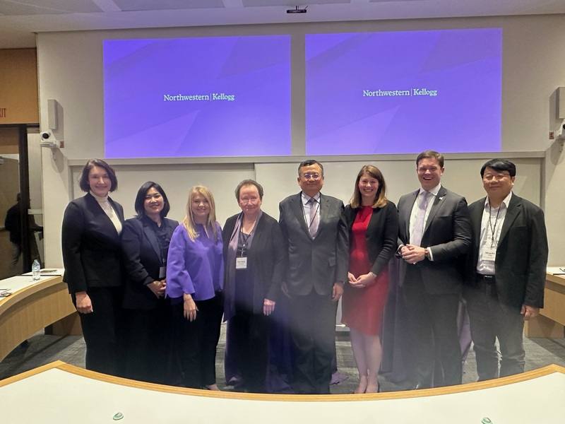 駐芝加哥辦事處3日與西北大學及凱洛格商學院首次合辦「台灣高科技企業論壇」，辦事處長類延峰（右4）與論壇來賓合影。（駐芝加哥辦事處提供）