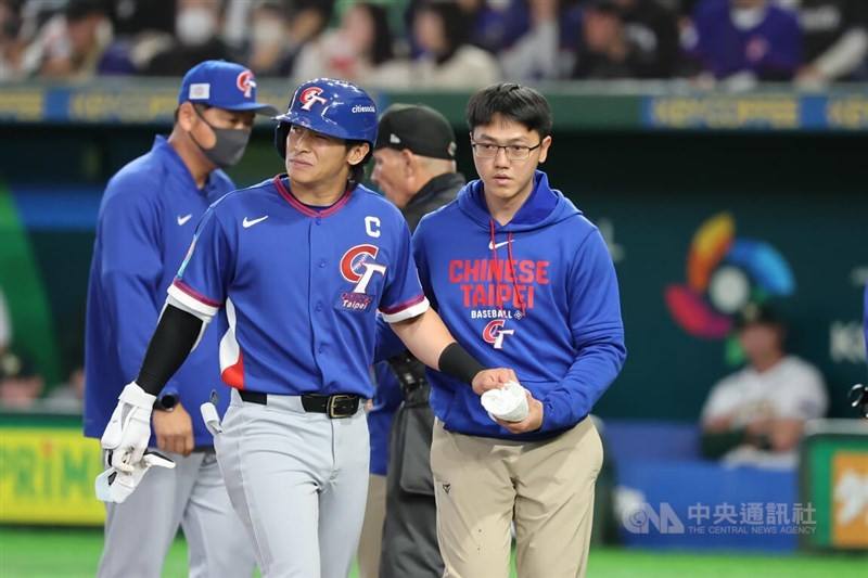 Chen Chieh-hsien (front left) leaves the game after being hit on the left hand by a pitch in the sixth inning of Taiwan’s World Baseball Classic Pool C opener against Australia at the Tokyo Dome on Thursday. CNA photo March 5, 2026