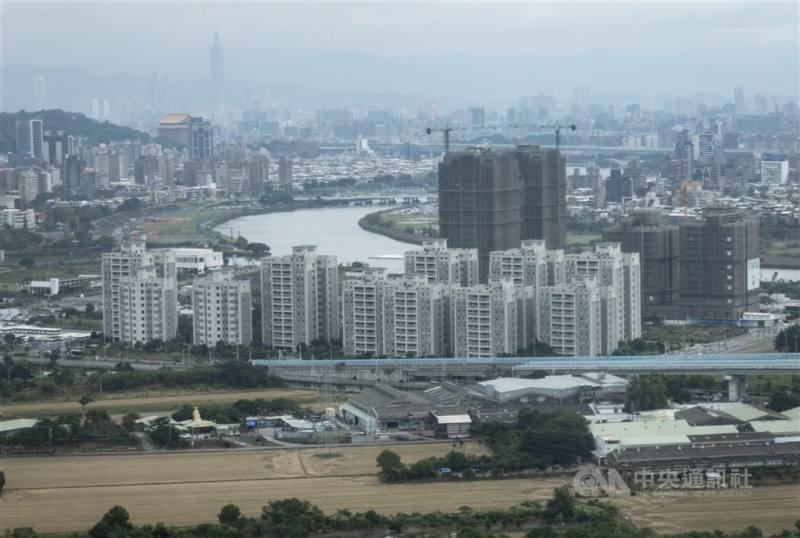 財政部4日公布2025年度個人出售房屋的財產交易所得計算規定，高價房屋門檻維持跟2024年標準相同，一般舊制房屋按房屋評定現值一定比率計算所得，部分行政區調高所得標準1%至5%。（中央社檔案照片）