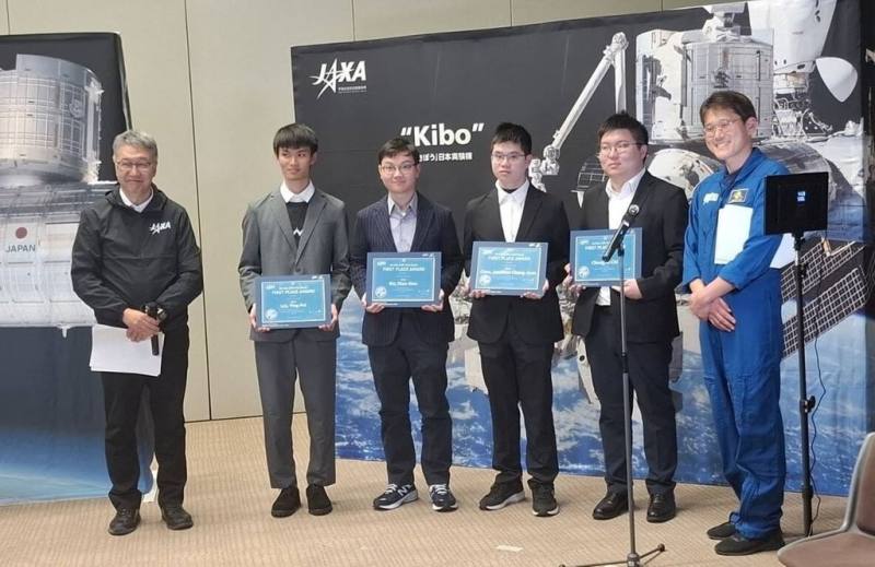 國家太空中心4日表示，日本宇宙航空研究開發機構（JAXA）主辦第6屆「Kibo-RPC機器人程式設計挑戰賽」，日前總決賽由國立陽明交通大學機械系學生組成的台灣代表隊iTron奪冠。（國家太空中心提供）