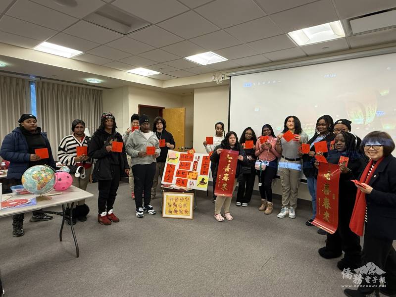 文化老師吳玉琴贈送馬年紅包給每位學生