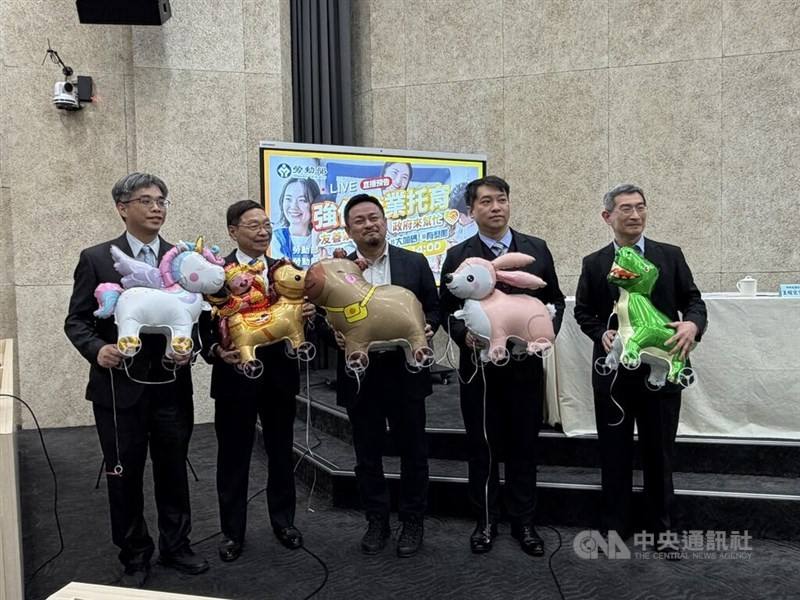 Labor Minister Hung Sun-han (center). CNA photo March 4, 2026
