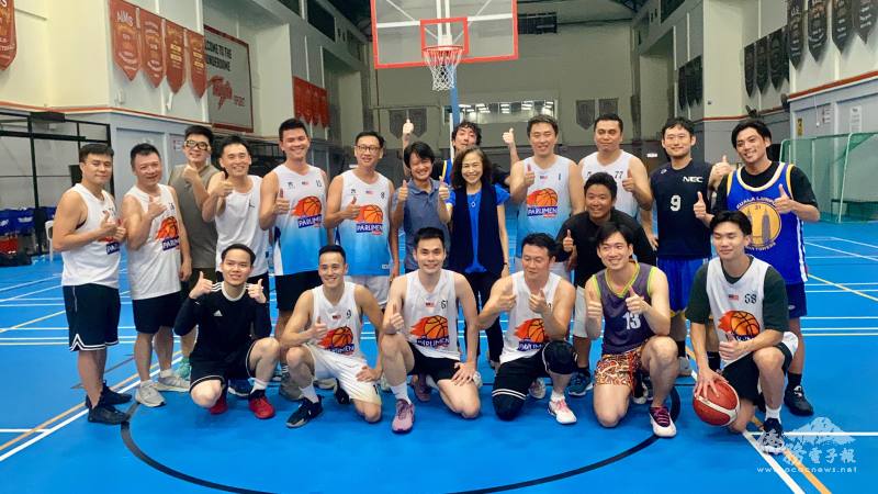 駐馬來西亞代表處大使連玉蘋與兩隊球員合照