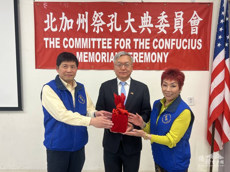 交接典禮(左起：滿任總召集人施光庭、副處長朱永昌監交及新任總召儀容)