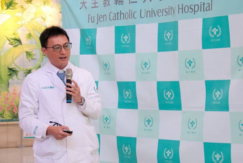 輔大醫院心臟血管外科主任游皓鈞（圖）4日說明個案病例，指患者嚴重急性心肌梗塞，因忍痛時間過長，心肌大面積壞死，經死亡風險極高的複合式心臟手術後，完成主動脈瓣膜置換合併心室中隔缺損修補，搶救成功。（輔大醫院提供）