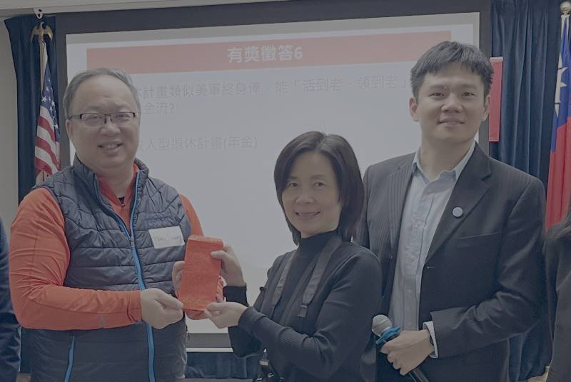 黃漢哲會長（左）、得獎者之一與講者劉振宇（右）會後合照