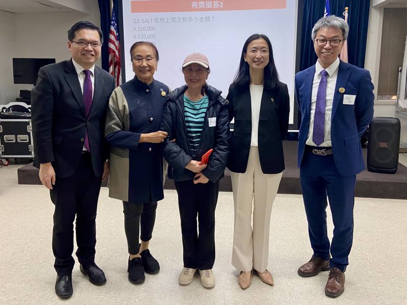 由左至右為主任王偉讚、僑務諮詢委員吳小燕、得獎者之一，以及講師金芝穎、徐士傑