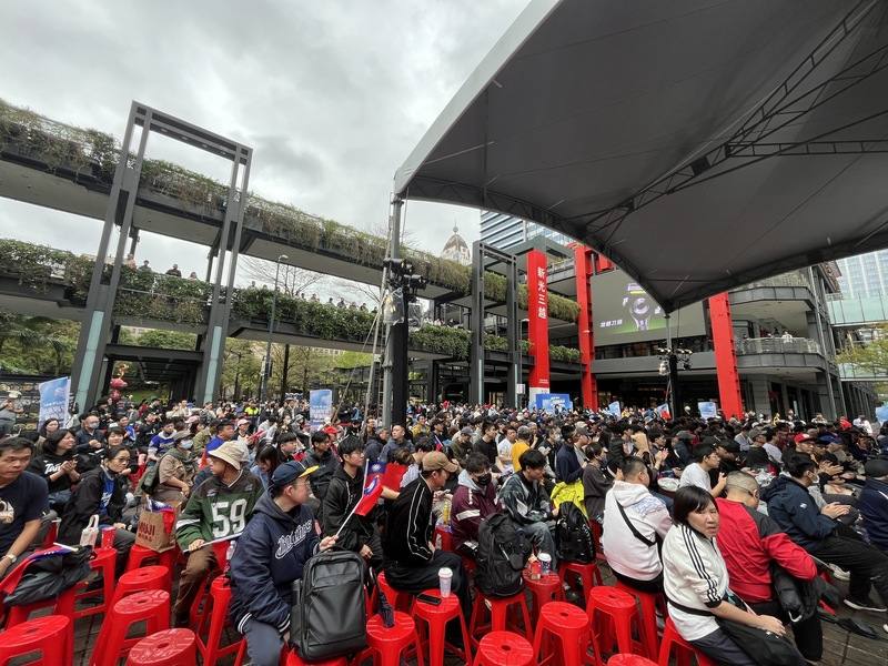 台北市體育局表示，2026世界棒球經典賽（WBC）5日點燃戰火。信義香堤大道直播現場約擺設500張座椅，民眾到場觀賽應援。中央社記者楊淑閔攝