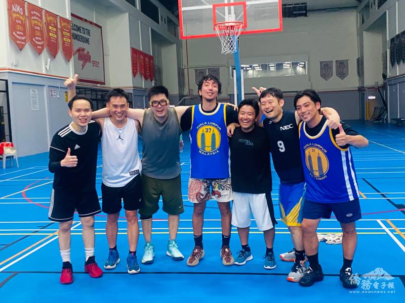 駐馬來西亞代表處及日本駐馬來西亞大使館混組球員合照