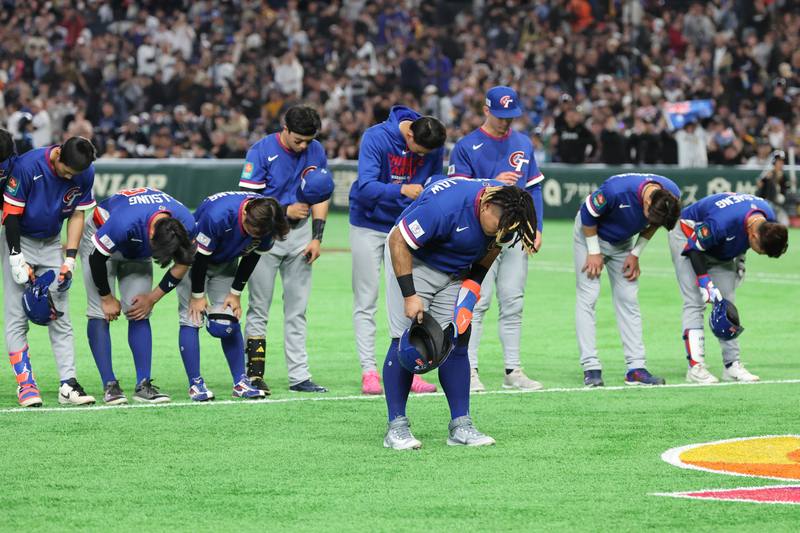 世界棒球經典賽（WBC）台灣隊5日首戰與澳洲隊交手，台灣隊打線受到壓制，終場以0比3吞敗，球員賽後在場上列隊鞠躬致意。中央社記者王騰毅東京攝