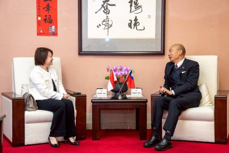 立法院長韓國瑜（右）4日接見新加坡駐台代表符秀麗（左），並表示，立法院將全力協助推動台星關係發展，期待未來密切合作，共同深化台星友誼。 （立法院提供）