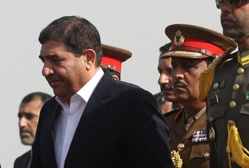 伊朗已故最高領袖哈米尼的顧問穆赫貝爾（前）4日表示，伊朗無意與美國談判，如有必要，將持續中東戰爭。（Majid Asgaripour/WANA via 路透社）