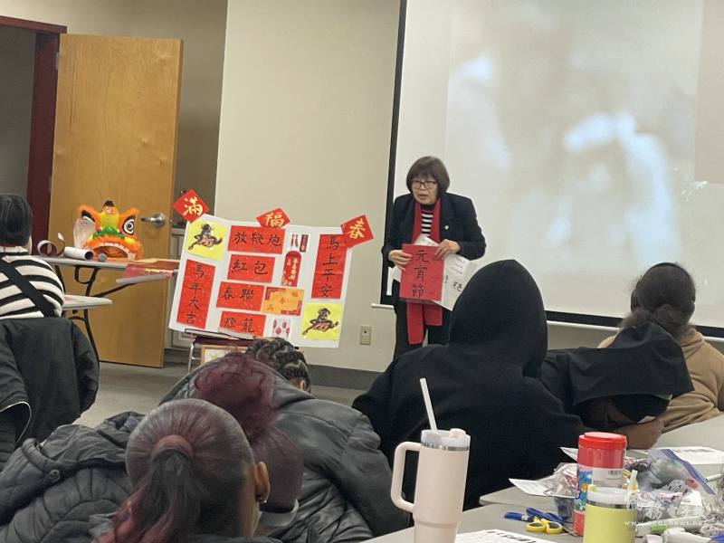 文化老師吳玉琴進行「臺灣春節文化」簡報課程