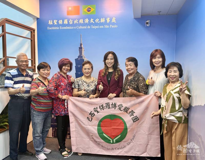 處長朱怡靜（右四）和博愛服務團重要成員一起合照