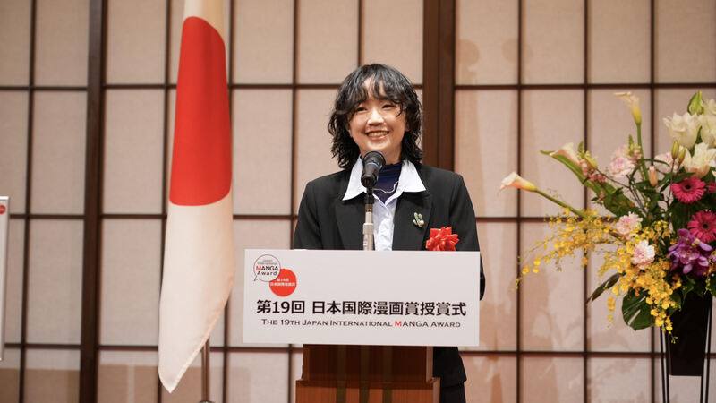 日本外務省主辦的第19屆日本國際漫畫獎頒獎典禮4日在東京飯倉公館舉行。台灣漫畫家南南日以作品「Mararum：山間料理人」榮獲優秀獎（銀獎），並親赴東京領獎。（台灣文化中心提供）