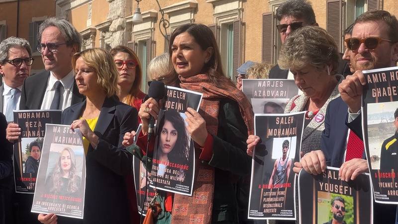 曾任義大利國會議長的民主黨（PD）議員博爾德里尼（Laura Boldrini）（持麥克風者）3日參加一場快閃活動，呼籲伊朗釋放先前上街示威抗議的青年。