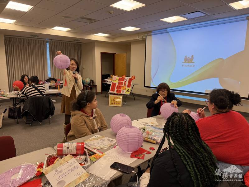 文化老師姚昱蘋進行彩繪紙燈籠課程