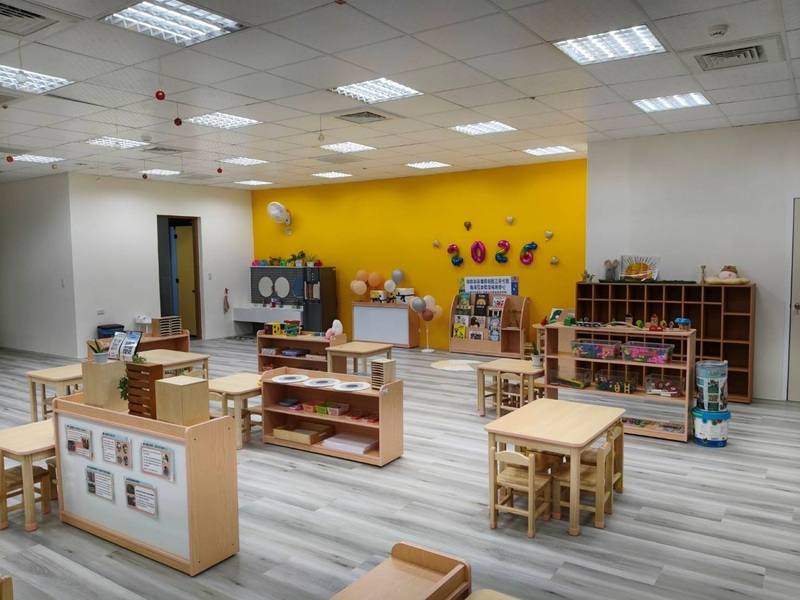 教育部近年協助各政府機關設置教保服務中心協助員工減輕育兒壓力，自民國110年至今已成立166處，提供約9700個名額。圖為高雄國稅局三民分局職場互助教保服務中心內部環境。（教育部提供）