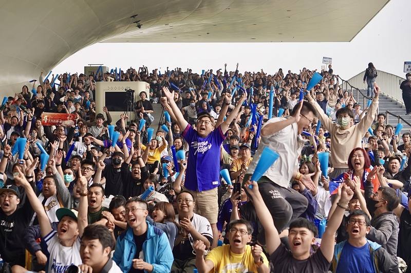 2026世界棒球經典賽（WBC）5日開打，許多高雄市民眾湧入衛武營國家藝術文化中心觀看戶外直播，現場氣氛相當熱絡。中央社記者董俊志攝