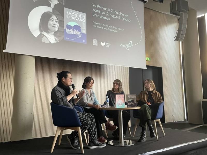 「來自清水的孩子」作者游珮芸（左2）及周見信（左1）受邀參加2026年維爾紐斯書展，並舉辦座談會與讀者分享書籍創作的過程。（駐立陶宛代表處提供）