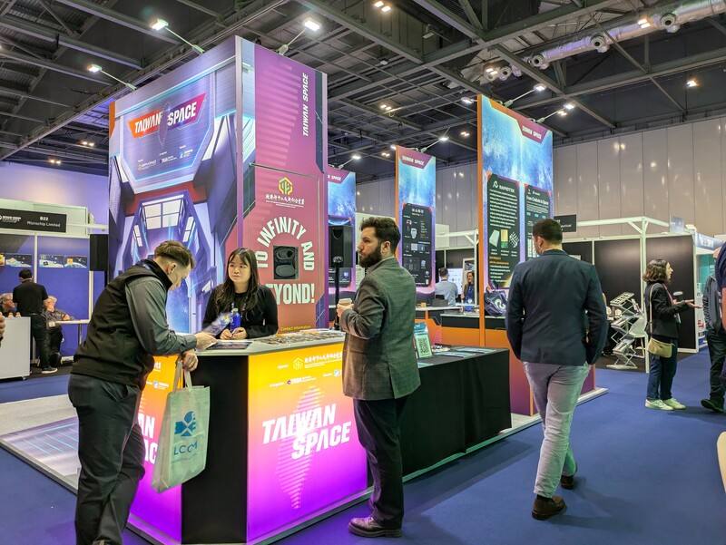 在經濟部中小及新創企業署支持下，由工研院執行的台灣新創加速器（TAcc+）4至5日率團參加在倫敦舉行的指標性太空產業展會Space-Comm Expo，並設置台灣主題館，推動台灣與英、歐市場的鏈結。中央社記者陳韻聿倫敦攝