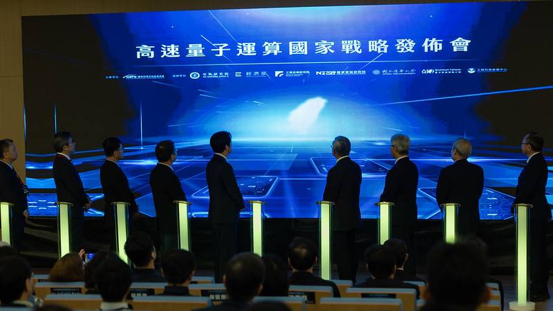 總統與貴賓一同進行量子國際隊啟航暨量子電腦次系統驗證平台啟用儀式