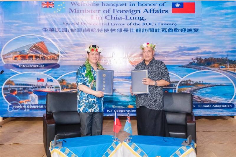 Foreign Minister Lin Chia-lung (left) and Tuvaluan Prime Minister Feleti Teo pose for a photo on a banquet in Tuvalu on Wednesday (Tuvalu time). Photo taken from Lin Chia-lung's Facebook