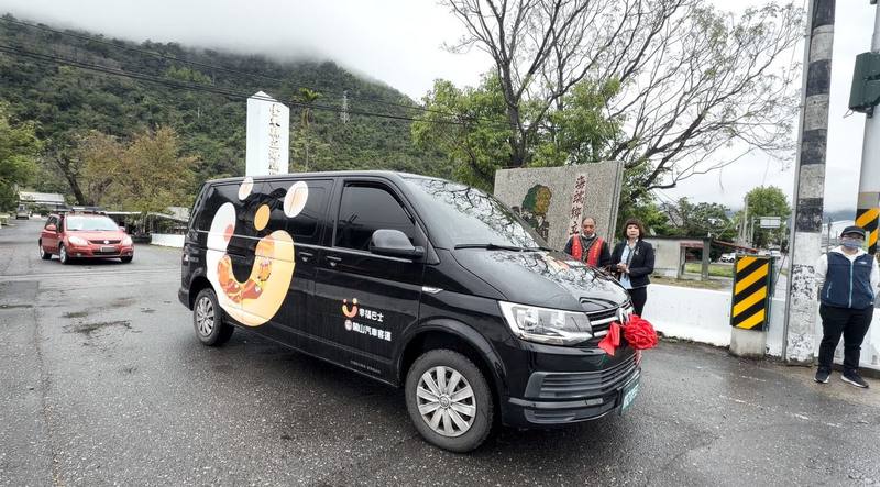 交通部公路局致力改善偏鄉交通，補助台東縣海端鄉「幸福巴士」發車營運，6日開跑，5條路線深入部落，學生上學和長輩就醫更方便。（民眾提供）