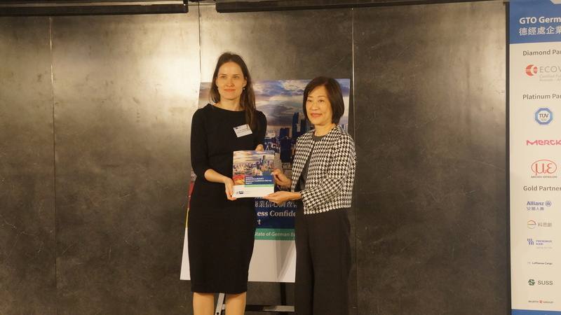 德國經濟辦事處5日發布「2025/2026年德國商業信心調查報告」，德國經濟辦事處首席代表暨處長蘭依樺（Eva Langerbeck）（左）將報告交給經濟部次長江文若。中央社記者趙敏雅攝
