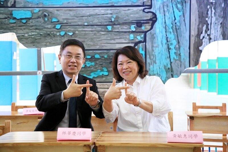 嘉義市政府與農業部林業及自然保育署5日在嘉北國小舉行聯合記者會，市長黃敏惠（右）、林保署長林華慶（左）會中共同宣布，992套國產柳杉打造的課桌椅正式進駐校園。（嘉義市政府提供）