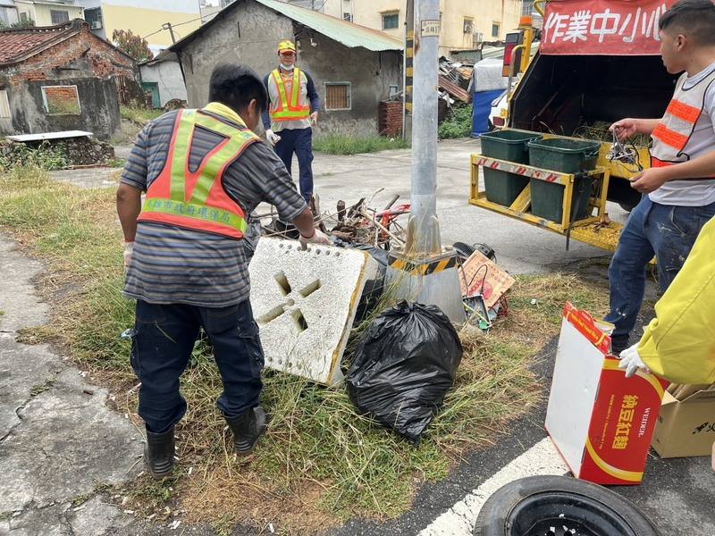 為降低本土登革熱疫情風險，高雄市政府5日舉辦跨局處「除斑誓師」防疫總動員，宣布全市38區同步展開環境大掃蕩。（高雄市衛生局提供）