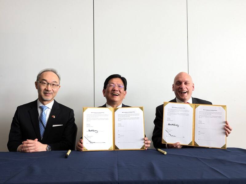 在經濟部產業發展署支持下，工研院產業服務中心執行長陳立偉（中）5日在倫敦，與英國規模最大的航太產業協會ADS Group太空項目主任威廉斯（右）簽署合作備忘錄，由駐英國代表姚金祥（左）見證。中央社記者陳韻聿倫敦攝