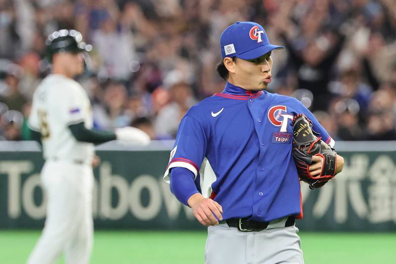 世界棒球經典賽（WBC）C組預賽5日在日本東京巨蛋開打，台灣隊首戰以0比3敗給澳洲隊。台灣「火球男」徐若熙（右）首局用三振化解對手攻勢。中央社記者王騰毅東京攝