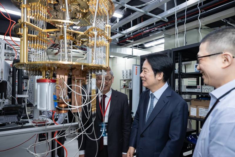 總統參觀成果展示與量子實驗室，進一步了解我國量子相關研發製程與應用