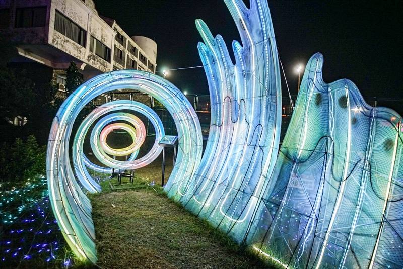 澎湖國家風景區管理處5日指出，「2025澎湖追風音樂燈光節」憑藉結合深具在地文化底蘊與整體場域美學的燈光藝術，近日在國際設計舞台紛傳捷報。圖為燈光節藝術裝置「留聲，留生–海螺裡的時光迴聲」。