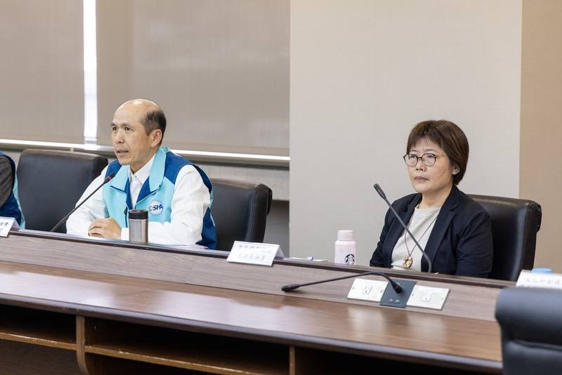 文化部影視及流行音樂產業局長王淑芳（右）、勞動部職業安全衛生署長林毓堂（左）5日主持「如何提升影視業職場安全衛生研商會議」，邀集公協會、業界代表、各縣市政府文化局及勞檢單位等共同研商。（文化部提供）