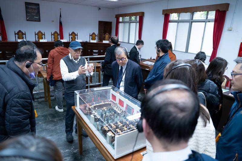 教育部推動「轉型正義補課專區」，述說歷史課程沒說完的故事；教育部長鄭英耀（中）並帶隊前往國家人權博物館（景美園區）參訪，實際走讀歷史場域。（教育部提供）